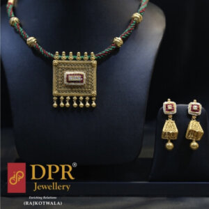 Intricate Meshy Pendant Set with Ruby Takkar Jadau Work and Designer Thread