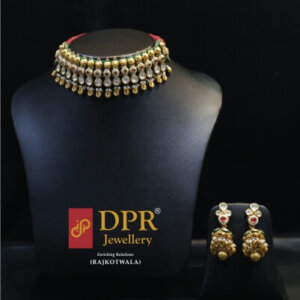 Aad Chokar Necklace with Pendant Cluster and Fabric Base
