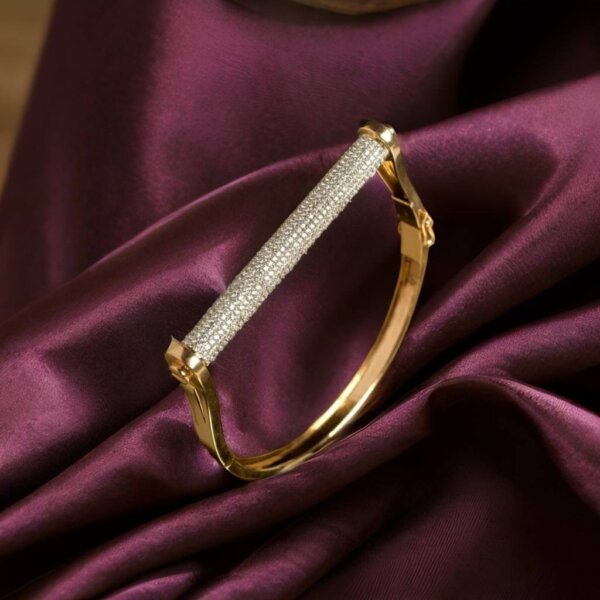 Smart Fit Luxury Women's Bracelet - Square and circular cuts, exuding elegance and sophistication.
